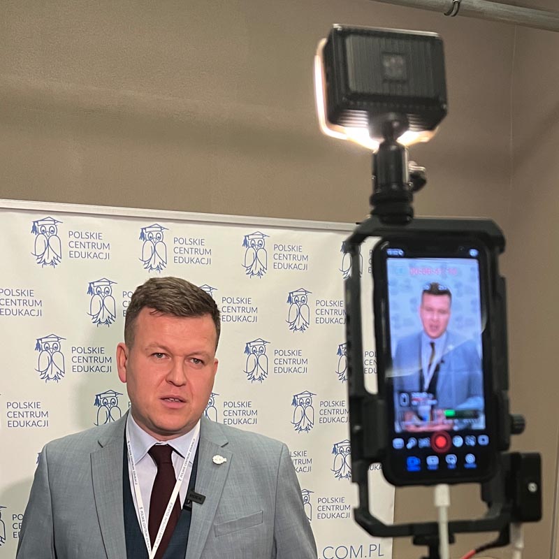 Mężczyzna udziela wypowiedzi do kamery